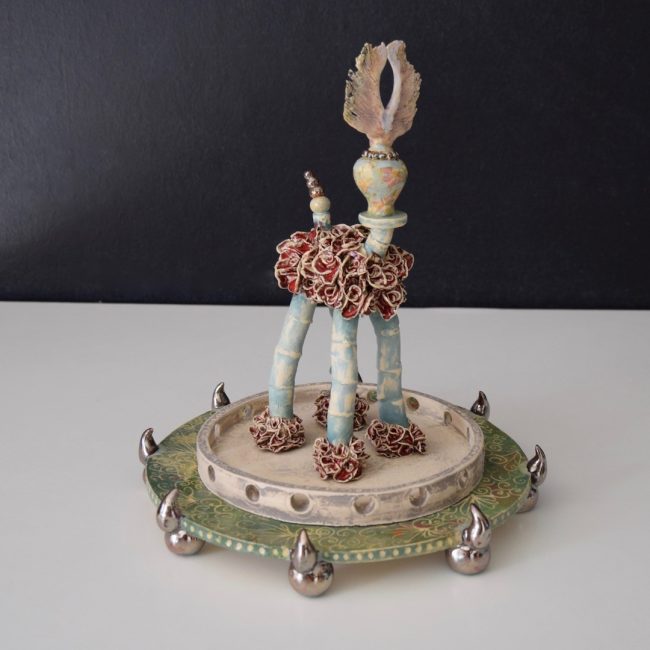 Keramiek miniatuur H. Bouquet 32 cm. Aardewerk sculptuur op een plateau met aardewerk pootjes (onder glazen stolp). Bewerkt met engobes en glazuren.