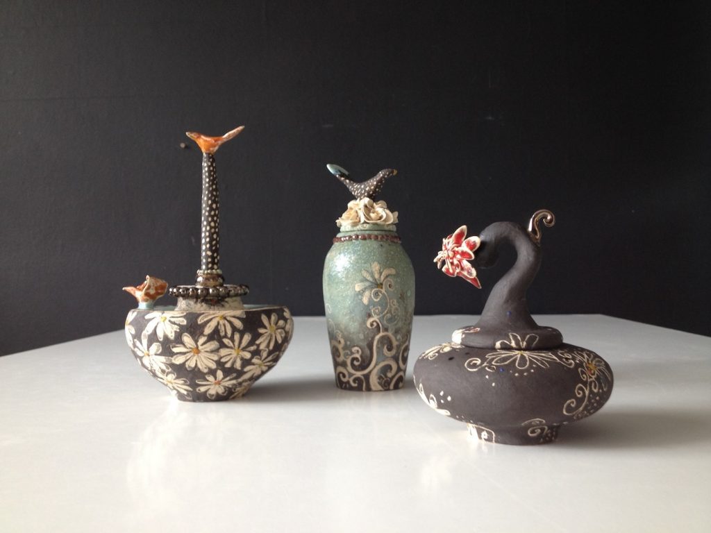 Mini urnen, aardewerk, bewerkt met egobes,glazuren, glazuurpotlood.