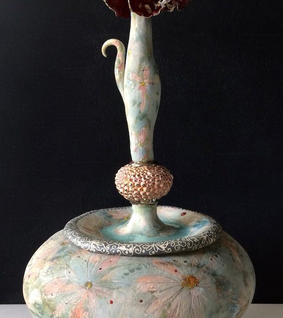 Keramische urn, Nr IV - handgemaakte urn van aardewerk. Bewerkt in verschillende lagen met engobes, glazuurpotlood en glazuren.