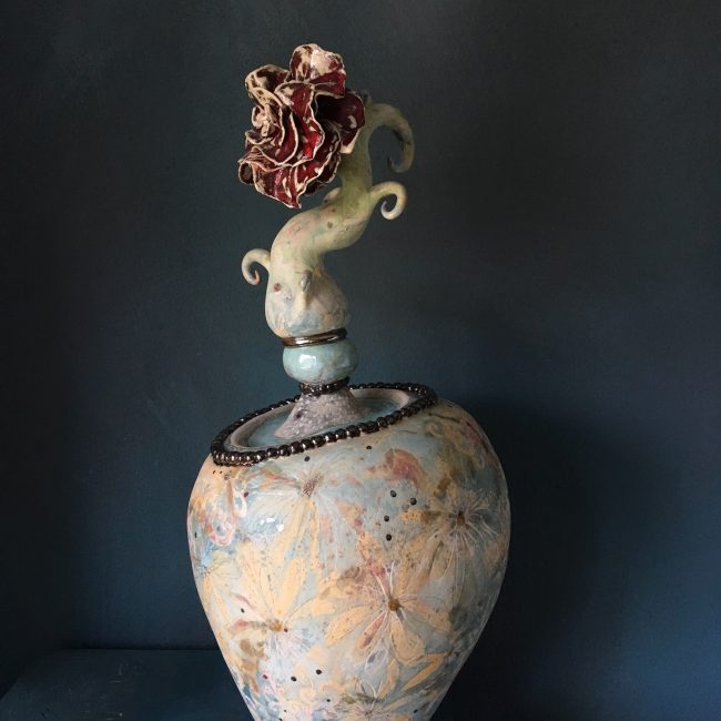 Keramiek sculptuur. Aardewerk opgebouwd uit ringen en bewerkt met engobes en glazuren.