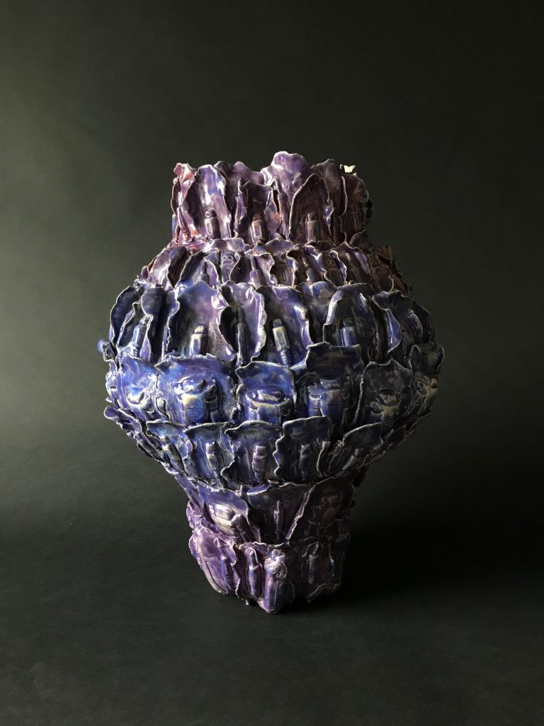 keramiek, aardewerk opgebouwd uit drukvormen van verscheidene connectoren. Bewerkt met glazuren, paars, blauw en oranje.